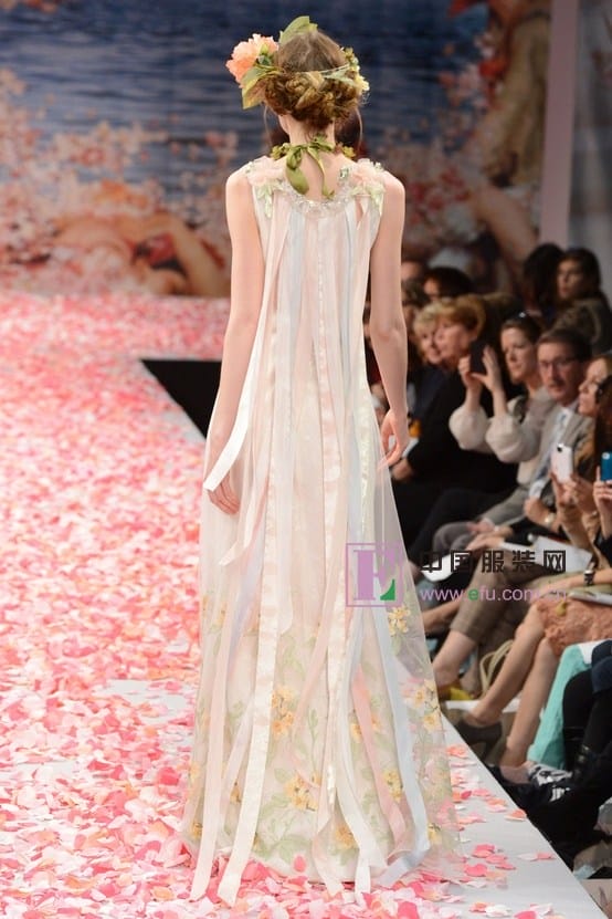 ڿVera Wang2013＾Ǿ׻ɴϵ֮ڱŦԼɴʱװϣǼʶͬλõClaire Pettibone2013＾ϵСClaire Pettiboneʦٲ (Claire Pettibone)ͬɴơ