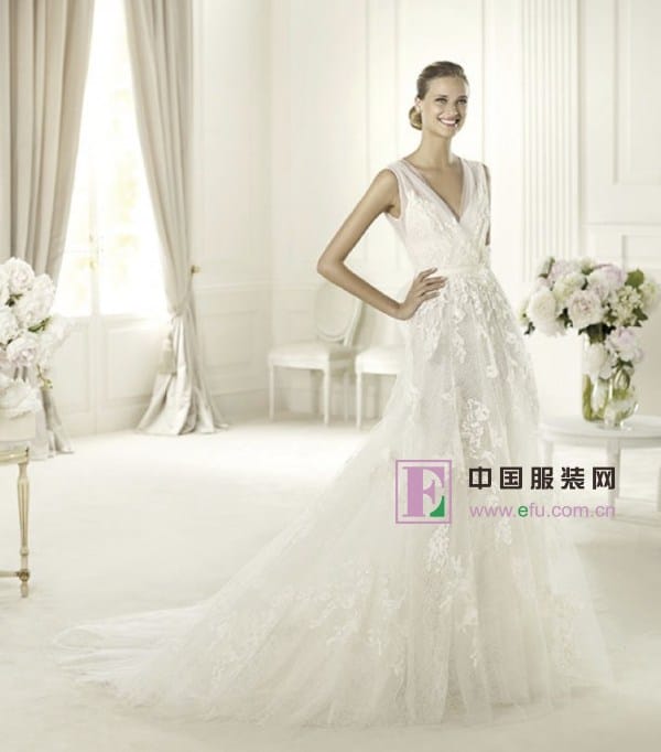 ʦElie SaabƳΪPronoviasƵ2013ƷɴϵСElie SaabһΪŮ˶ĺӡԻȡʤӦ˿СϡжذƵѩġ˿աϸĴ塭Ů߼両λɫʣΪŮ˽һͯΡ