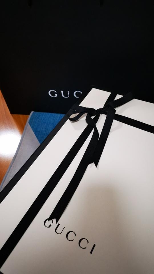 Gucci zumi̫