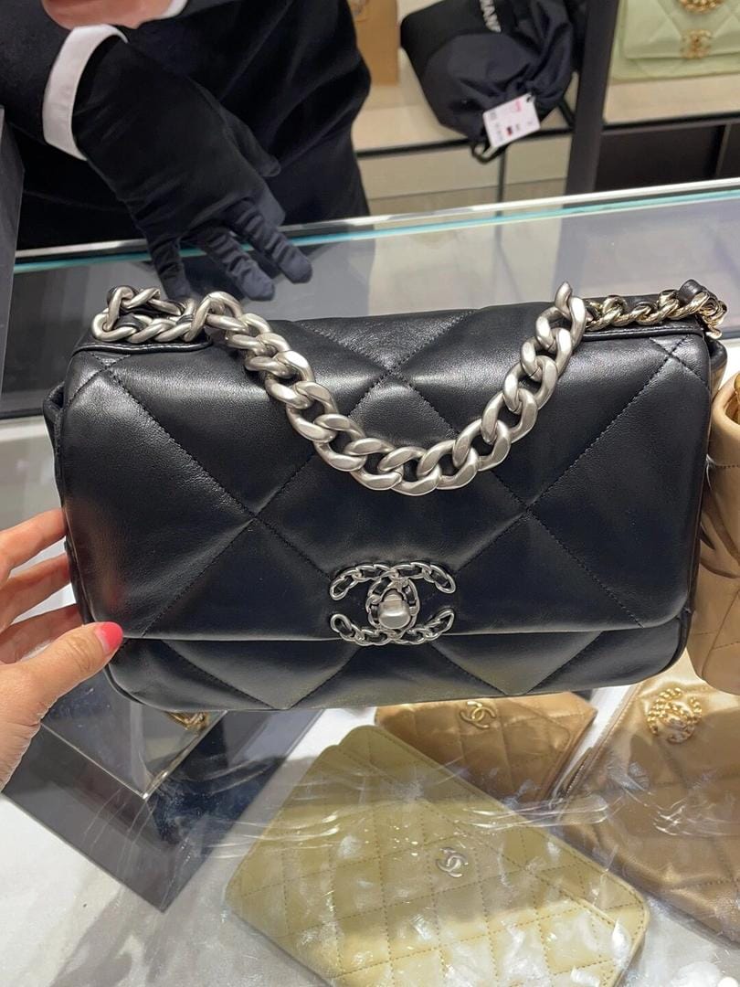 лsaChanel19bag