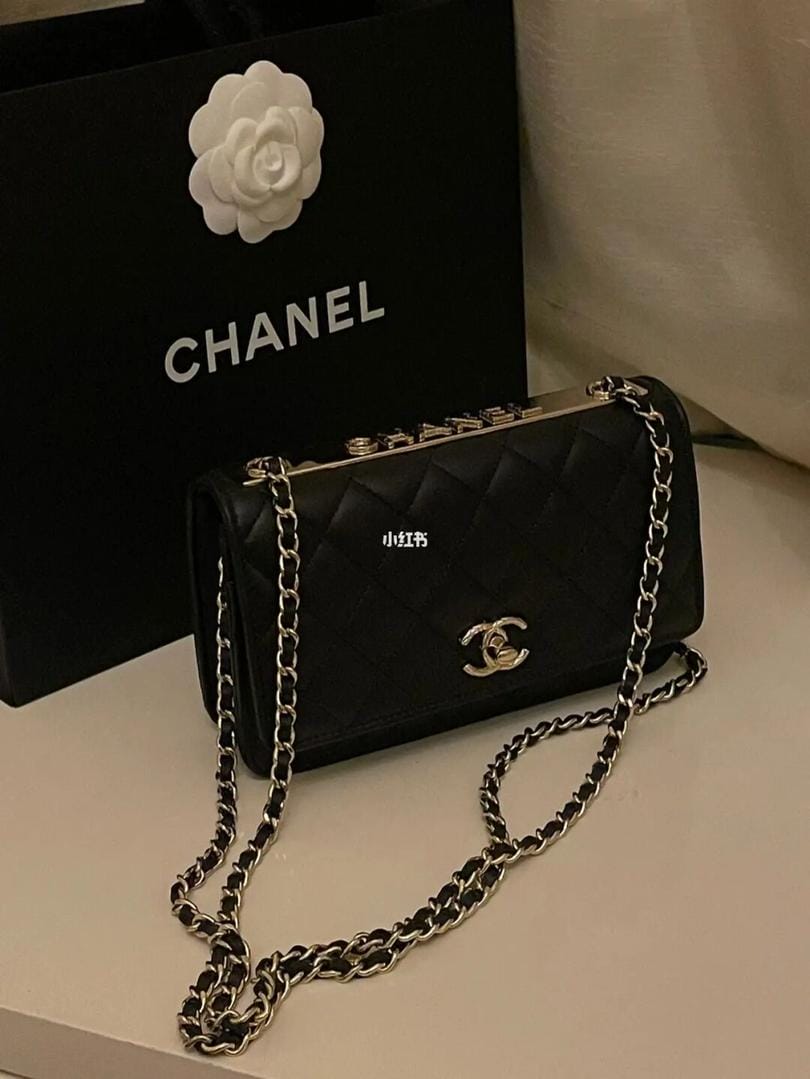 Chanel woc൱nice