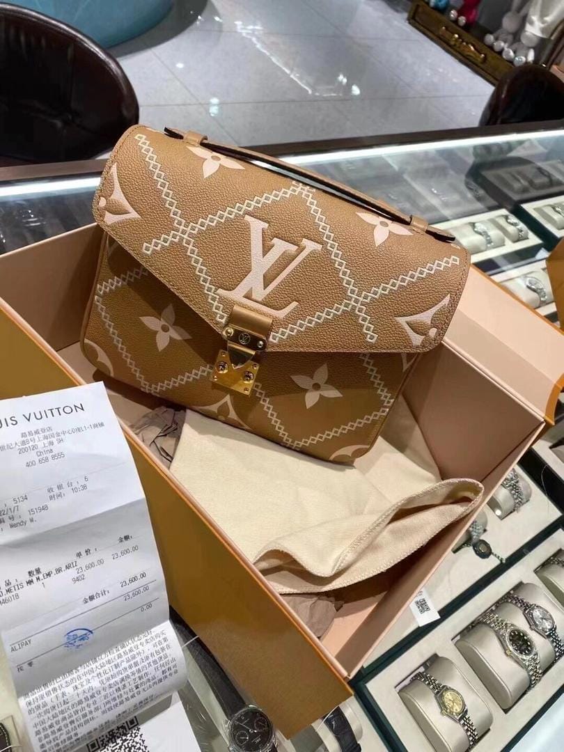 2022¿ LV/· POCHETTE MTIS ִ